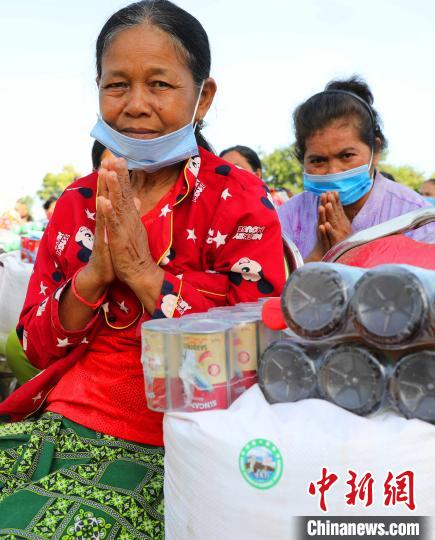 11月1日，柬埔寨中国商会向干拉省洪涝受灾民众捐赠救灾生活物资。　欧阳开宇 摄