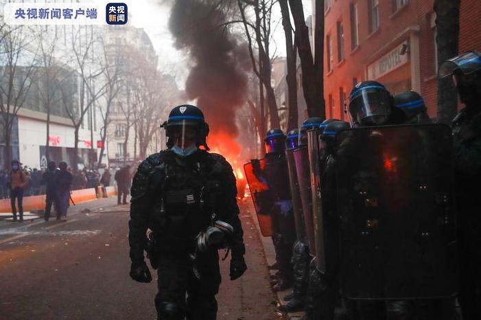 法国多地爆发反对政府近期推出的《整体安全法》游行 至少30名示威者被逮捕